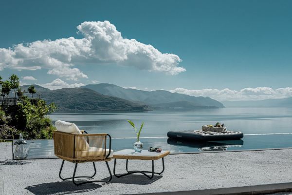 大理双廊随喜山居·观?？驼?/></P>
<P><BR><BR><STRONG>大理双廊随喜山居·观海客栈品牌设计故事及介绍</STRONG><BR>客栈位于双廊镇半山上，地处风花雪月的高原之境，面对苍山，俯瞰洱海，大理的美景尽收眼底。随喜客栈的理念来自于佛教语，谓见到他人行善而生欢喜之意。我们力致服务好每一位客人，让每一位客人都能感受到家的温暖和舒适。
客栈配置全面升级，公共区域增加了无边泳池和茶室，所有房间均有空调，保险柜，冰箱，音响等高端配置。
在这里，白天可以品茶看云，尽享洱海无限风光，傍晚可以欣赏夕阳和云层演绎的“上帝之光”；来吧，来随喜客栈吧，让忙碌的心灵在此停歇。<BR><STRONG><BR>大理双廊随喜山居·观?？驼?logo设计理念、价值</STRONG><BR>大理双廊随喜山居·观?？驼?导视设计的对外展示形象是非常简约大气、识别性强，能很好地实现了大理双廊随喜山居·观海客栈室内外导视系统的规划性，能够给大理双廊随喜山居·观海客栈企业带来文化的宣传，让大理双廊随喜山居·观海客栈品牌文化得到一个营销的宣传作用，欢迎入住<SPAN>大理双廊随喜山居·观?？驼?，</SPAN>因此，大理<A href=