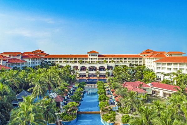 ?？谙怖吹蔷频?/></P>
<P><BR><BR><STRONG>海口喜来登酒店品牌设计故事及介绍</STRONG><BR>?？谙怖吹蔷频晡挥谝制沛兜奈骱０?，紧邻五源河湿地公园，远离城市喧嚣。酒店园林与沙滩相连，穿过美丽的热带花园，便可来到滨海沙滩远望壮阔海景，聆听微风海浪细语。酒店距?？谑兄行纳桃登?0分钟车程，距海南省国际会展中心约5分钟车程，临近2个国际标准高尔夫球场，毗邻五源河文化体育中心和长影环球100奇幻乐园，是您高效商务旅程和休闲度假舒缓身心的理想之地。酒店拥有三百余间宽敞舒适的客房和套房，每间客房都有超大私人观景阳台，可欣赏葱郁且典雅的热带景观。喜来登特色睡眠体验，柔软细腻的床品为您提供舒适睡眠，消除一天疲惫。
酒店拥有直面西海岸一线海景的滨海无边泳池和8个700米深的纯净天然温泉池，配有24小时健身房、台球桌、篮球场和私人麻将室。酒店原生态的自然环境经多年精心养护，吸引许多可爱的小松鼠在此驻留安家。
儿童室内外游乐园、各项游玩设施设备，及全新升级的亲子水上乐园，含多彩水上旋转滑道、彩虹圈、水母伞、儿童水上滑梯、水枪跷跷板等，还有主题系列亲子活动课程，让孩子们在互动中寓教于乐，尽情释放天性，一同慵懒享受亲子欢乐时光。
4间汇聚东西方美食且风格独特的餐厅及酒廊，提供精致传统的粤菜、潮州菜及本地珍馐以及环球美食荟萃，为您带来丰富的舌尖体验。酒店提供免费停车场，拥有超过1,300平方米的会议及宴会场地，可承办从10人至600余人的不同规模的活动。入住?？谙怖吹蔷频辏氪笞匀唤嗬虢哟?，尽情体验舒适放松，焕发活力的惬意旅程。<BR><STRONG><BR>?？谙怖吹蔷频?logo设计理念、价值</STRONG><BR>?？谙怖吹蔷频?导视设计的对外展示形象是非常简约大气、识别性强，能很好地实现了海口喜来登酒店室内外导视系统的规划性，能够给?？谙怖吹蔷频昶笠荡次幕男?，让?？谙怖吹蔷频昶放莆幕玫揭桓鲇男饔?，欢迎入住<SPAN>?？谙怖吹蔷频辏?/SPAN>因此，深圳<A href=