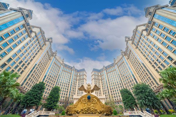 海南?；ǖ号繁ぞ频?/></P>
<P><BR><BR><STRONG>海南海花岛欧堡酒店品牌设计故事及介绍</STRONG><BR>海南?；ǖ号繁ぞ频晡挥诤；ǖ?号岛“酒店会议区”，建筑面积36.4万平方米，由森林、海洋、沙漠、冰川4座不同自然主题的欧式城堡连接而成，每座城堡呈“Y”字形，可呈献四种风格迥异的旅居体验，提供差异化自然居住环境、亲子趣味家庭房等定制化的度假产品选择及高性价比的星级度假生活方式。酒店拥有五千余间客房，规模体量位居亚洲单体酒店前列，可容纳万名游客同时入住，同样是不同类型和规模的会议会展目的地。智慧化入住及退房手续、免查房服务、多样化亲子活动，带给游客一站式目的地度假新体验。<BR><STRONG><BR>海南海花岛欧堡酒店 logo设计理念、价值</STRONG><BR>海南?；ǖ号繁ぞ频?VI设计的对外展示形象是非常简约大气、识别性强，能很好地实现了海南海花岛欧堡酒店室内外标识系统的规划性，能够给海南?；ǖ号繁ぞ频昶笠荡次幕男?，让海南海花岛欧堡酒店品牌文化得到一个营销的宣传作用，欢迎入住<SPAN>海南海花岛欧堡酒店，</SPAN>因此，深圳<A href=